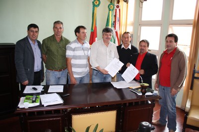 Vereadores, participaram da cerimônia de assinatura de convênio para o fortalecimento da fruticultura.