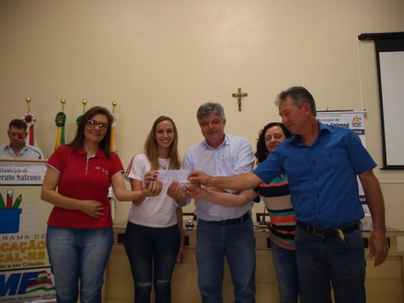 Presidente do Legislativo participa da solenidade de Lançamento do 3º Concurso de oratória e acompanha entrega de cheque no valor de R$ 5.000,00(cinco mil reais) ao CPM da Escola Estadual Dr. Liberato Salzano Vieira da Cunha.