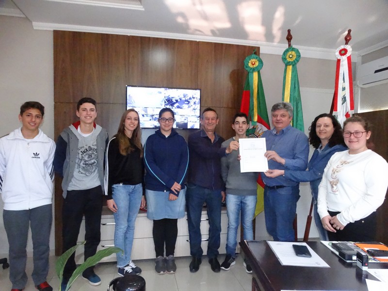 Presidente do Legislativo Salzanense Milton Biasus, acompanha estudantes em encontro com o Prefeito Municipal.