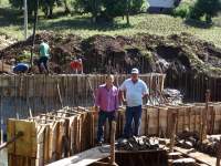 Presidente do Legislativo visita obra de construção de ponte.